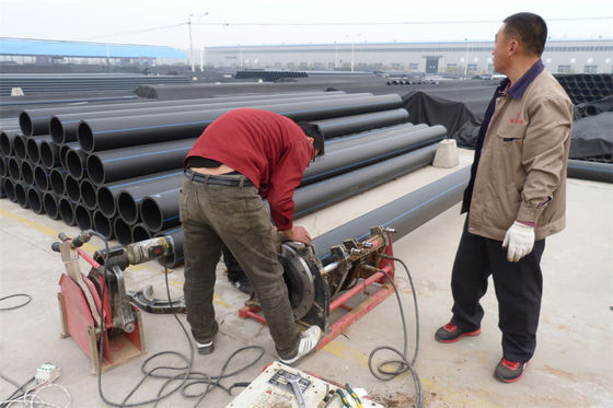 溶接 接続 ドレージング HDPE パイプ 白色 青いストライプ 様々なドレージング プロジェクト